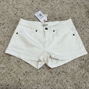 ROXY SEATEIPPER DENIM SHORTS WHITE SIZE 26